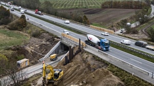 Udbygningen af den vestfynske motorvej mellem Nørre Aaby og Gribsvad ved Aarup blev så småt sat i gang tilbage i november. Blandt andet her ved Rørupgyden. Efter påske udvides arbejdet med at udbygge motorvejen. 