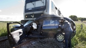 En kvinde blev dræbt ved sammenstød med tog på Grenaabanen ved overkørslen på Obdrupvej. Bilen blev slæbt mere end 300 meter, og kvinden var formegentlig dræbt på stedet