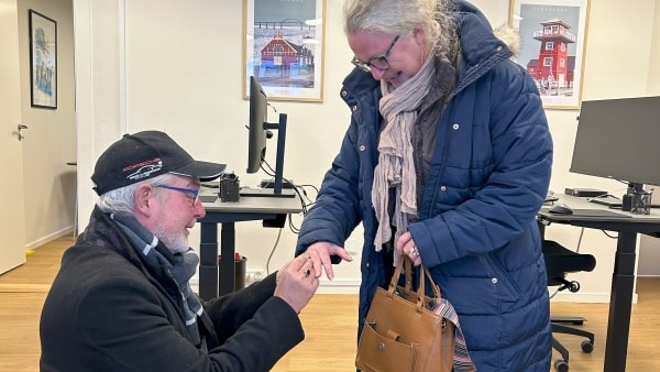 Boligkøbet var netop underskrevet, da Ole pludselig gik på knæ for Jette hos ejendomsmægleren