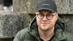 Thomas Bagger er 42 år og fuldtidsforfatter. På sin venstre arm bærer han et tatoveret portræt af den japanske forfatter Haruki Murakami og af den afdøde sanger og sangskriver Jim Morrison. Den første repræsenterer disciplin - den anden vildskab. For Bagger bruger begge dele, når han skriver. Foto: Anette Hyllested