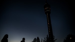 Alle lys i rummene i Højentårnet var tændt mandag aften og nat som markering af 75-året for Danmarks befrielse. Mange kom og kiggede. Foto: Mette Mørk
