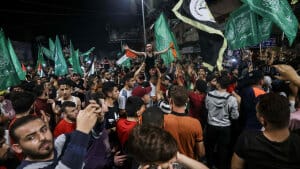 Palæstinensere fejrer en våbenhvile, som er indgået mellem Israel og Hamas. Foto: Mahmud Hams/Ritzau Scanpix