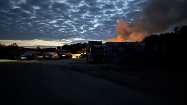 130 tons skrald brændte i nat: 25 brandfolk kæmpede mod meterhøje flammer