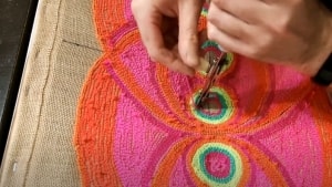 Nålen betjenes næsten som en hjulpisker, når den køres i mønstre hen over stoffet. Foto fra Youtube-video.