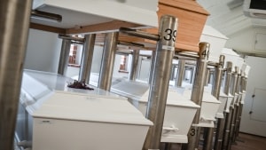 Krematoriet i Odense mangler køleplads for at kunne opfylde det behov, der vil være i fremtiden. Allerede i 2021 og 2022 har krematørerne dog oplevet, at der ikke var plads til flere. Foto: Kristian Isaksen