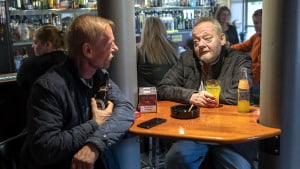 Kolding: Preben Nielsen (t.h.) på 64 år, er en af stamkunderne på Papegøjen. Han var glad for at være tilbage efter nedlukningen. Foto: Søren Gylling