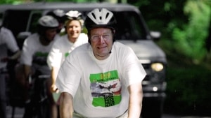 Tidligere statsminister Poul Nyrup Rasmussen er en af dem, som må vente lidt på at kunne se godt ud med cykelhjelm. Han kan passende fordrive ventetiden med en af podcastene fra 