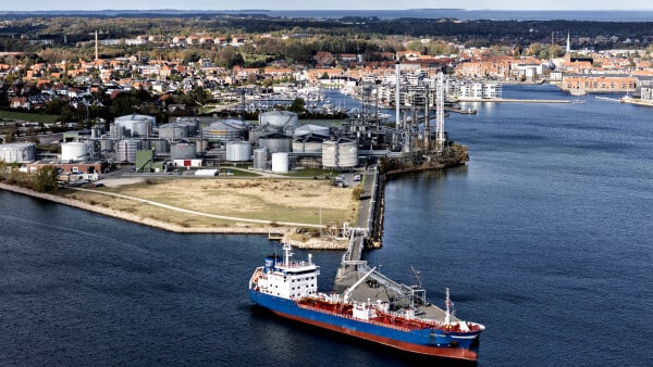 Nabo klager over giftig lugt fra stor tjærefabrik: - Jeg er bekymret for mit og min babys helbred