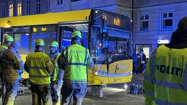 Dreng endte under bus efter påkørsel: Overlever mirakuløst