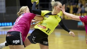 Frederikke Gulmark i hård duel med Silkeborg-Voel KFUM's forsvar i slutspillet. Her er det blevet udstillet, at HH Elite-truppen stadig mangler at lægge på det fysiske niveau i forhold til kvindeligaens bedste hold. Foto: Ole Nielsen.