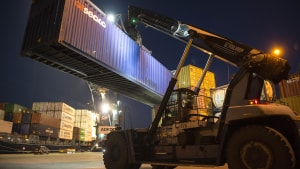 Hver eneste dag anløber der skibe til ADP-havnen i Fredericia. Bulk-skibe med alt fra metalskrot til sojabønner ombord og store containerskibe lastes og losses døgnet rundt af en lille hær af havnearbejdere, kranførere, lastbilchauffører m.m. Travlheden er kun blevet større de seneste måneder. Sidste weekend blev over 1000 containere håndteret, og weekenden før det var der rekord med 1400 20-fods containere - såkaldte TEU'er. Foto: Peter Leth-Larsen