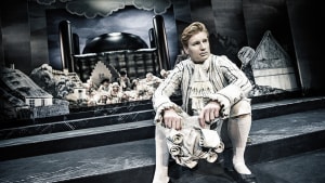 Anderas Jebro, der lige nu kan ses som Røde Orm i friluftsspillet på taget af Moesgaard Museum, fik en Reumert som bedste mandlige hovedrolle for sin præstation i Erasmus Montanus. Pressefoto: Aarhus Teater