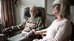 Bente Olesen nyder at besøge sin 95-årige mor, Ruth Østergaard, uden, at der er en række praktiske gøremål. Foto: Michael Bager
