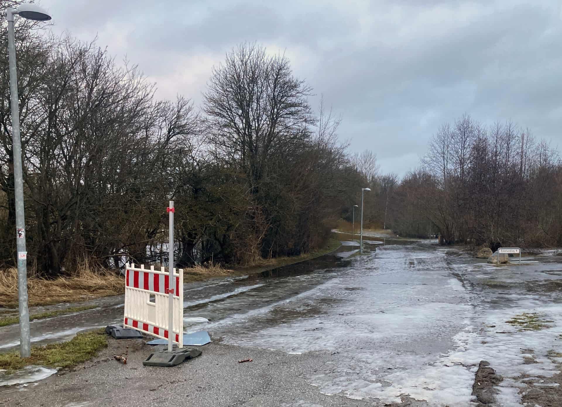 Spærret Igen Vandet Har Oversvømmet Vej Og Stier Så Trafikanter Igen Må Ud På En Omvej 