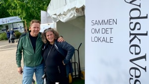 Fotograf Jacob Schultz og journalist Connie Bøgwad Schmidt er på plads i Damparken i Haderslev...