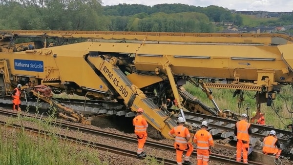 Forsinkede tog mellem Randers og Aarhus hele sommeren: Se videoer af gigantmaskinerne, som vil larme videre i de lyse nætter
