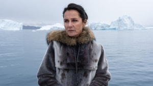 Birgitte Nyborg (Sidse Babett Knudsen) i det smukke Ilulissat i Grønland. Her smelter isen alt for hurtigt  - også i virkeligheden. Foto: Mike Kollöffel/DR