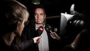 Borgmesterkandidat Søren Peschardt lagde ikke bånd på tungen, da han og de øvrige socialdemokrater efter et par minutter forlod forhandlingslokalet. Foto: Mette Mørk