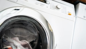 Elinstallationer Vi betaler stadig penge for at bruge strøm tirsdag, men beløbet er noget lavere end de mange andre dage, siger chefkonsulent i Green Power Danmark. (Arkivfoto).