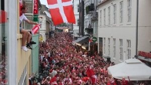 Frederiksgade var sort af mennesker, da Danmark besejrede Tjekkiet i kvartfinalen sidste lørdag. Foto: Thomas Nedergaard Rasmussen