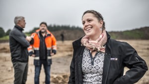 Der venter udgravningsleder Katrine Balsgaard Juul et års studier med at hitte rede i de omkring 20.000 stolpespor, der er fundet i udgravningen ved Grangaard. Hun forventer at kunne gøre redde for op mod 400 bygninger i området. Foto: MIchael Svenningsen