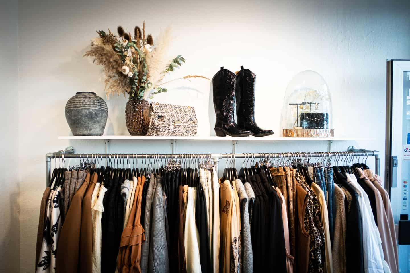29-årige Camilla Larsen åbnet butik midt i Odense - hun henter tøjet i Paris: - Det er aldrig det samme, jeg kommer hjem med | fyens.dk