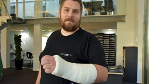 Det kostede blandt andet Ole Eli Christiansen en brækket arm, at deltage i et valgmøde. Arkivfoto: Larz Grabau