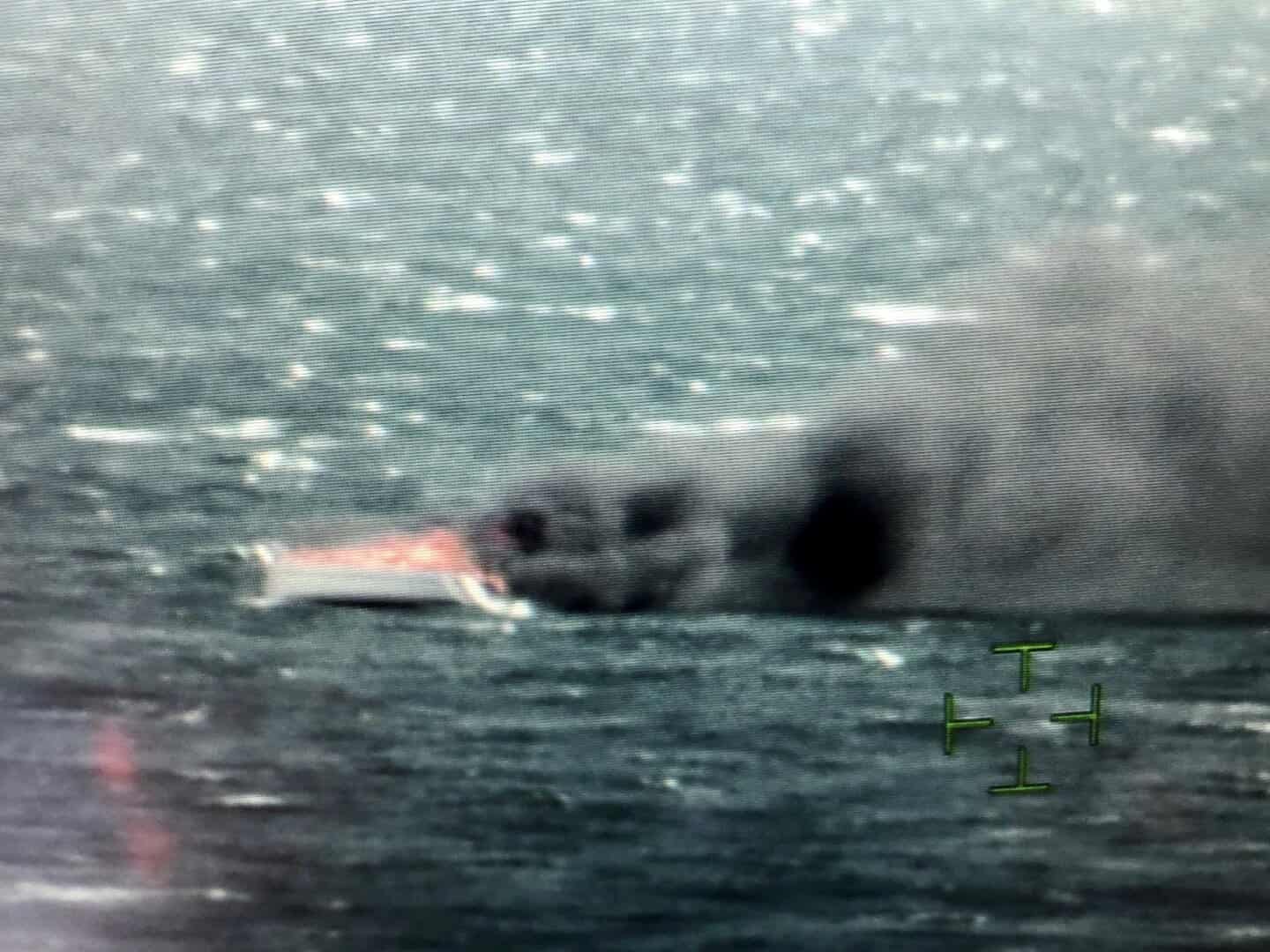 Seletøj via Utrolig Læge hejst ned fra redningshelikopter: Fem personer og hund reddet fra  brændende båd i Lillebælt | jv.dk