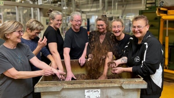 Her er tobakken ikke det eneste, der hænger ved - det gør medarbejderne også