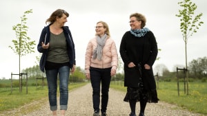 Tre af kvinderne fra borgergruppen, som er bekymret for et måske kommende biogasanlæg i Sode ved Hejsager. Det er fra venstre Helle Schultz, Lis Nielsen og Charlotte Asmussen. Foto: Jacob Schultz
