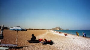 Mens brandmænd slås mod naturbrande, er der fortsat turister, som nyder strandlivet på den græske ferieø Rhodos. Også her bliver der dog særdeles varmt den kommende tid. (Arkivfoto). Foto: Judith Betak/Ritzau Scanpix