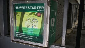 Der er de seneste år blevet opsat stadig flere hjertestartere i det offentlige rum, ligesom der er skabt et netværk af frivilllige hjerteløbere, der hurtigt kan bringe hjertestarteren til en patient. Nu kan den livreddende behandling også bringes ud med en drone. Chancen for at overleve daler med ti procent for hvert minut, der går, før en person med hjertestop modtager behandling. (Arkivfoto). Foto: Niels Ahlmann Olesen/Ritzau Scanpix