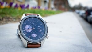 Huawei Watch GT ligner et ur, men er ikke helt et smartur. Foto: Silas Bang