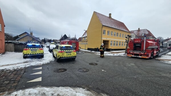 - Vi blev mødt af røg og flammer: Mand fløjet til Rigshospitalet i helikopter