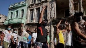 Overalt i Cuba gik tusinder på gaden og demonstrerede mod regeringen og præsidenten. Nu svarer styret igen med retssale og fængselsstraffe. Foto: Alexandre Meneghini/Ritzau Scanpix