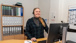 Jeanet Kaptain arbejder typisk fra sit kontor i Vestbyen i Aalborg. Ud over at servicere beboere har hun også fået et kursus i at spotte demens, og de kompetencer har hun brugt flere gange. Privatfoto.