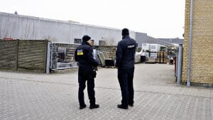 Politiets teknikere arbejder tirsdag ved et varmeværk i Hjallerup, hvor en 13-årig pige sent mandag blev fundet svært tilskadekommen. Hun afgik senere ved døden. Foto: Henning Bagger/Ritzau Scanpix