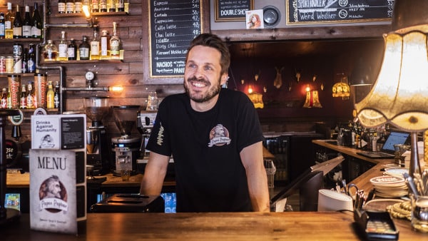 Jens driver populær café - snart venter en stor dag: - Det er en dag, jeg har tænkt over i flere år