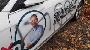 Henrik Arens bil, der er beklædt med billede og logo for Nye Borgerlige blev natten til lørdag udsat for hærværk på Skovbrynet. Privatfoto