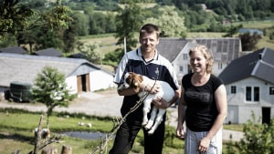 Marianne Parbo og Michael Rosengreen Lund på bakken, hvor gederne holder til, og i baggrunden ses Spjarupgaard. Foto: Mette Mørk