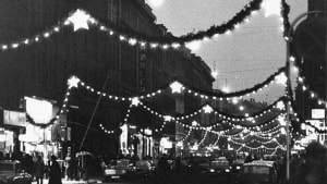 Juledigtet er fra 1929 og kunne skildre Nordre Frihavnsgade, som dengang og nu er en af Østerbros store handelsgader. Billedet her er dog noget nyere, nemlig fra 1978. Foto: Københavns Museum