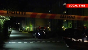 Politiets efterforskere ledte torsdag aften efter spor efter slagsmålet i Rydevænget. Vidner ville ikke snakke. Foto: Local Eyes.