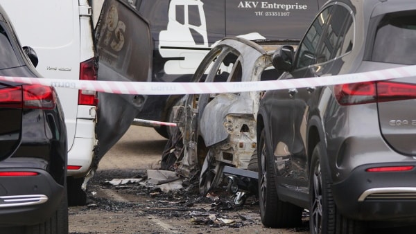 Kraftig brand hos Mercedes-forhandler - milliondyre biler totalt forkullet: - Her ser ikke godt ud