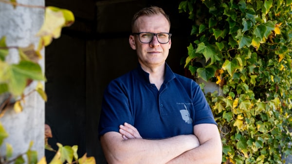 Han droppede finansjob og blev rengøringsassistent: - Smilet er nøglen til et bedre liv