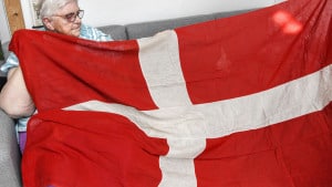 Flaget er på størrelse med et dynebetræk. Det er for lille til en almindelig flagstang, og derfor har Gunhild Kobberø kun flaget med det på årsdage for Genforeningen.  Foto: Hans Chr. Gabelgaard