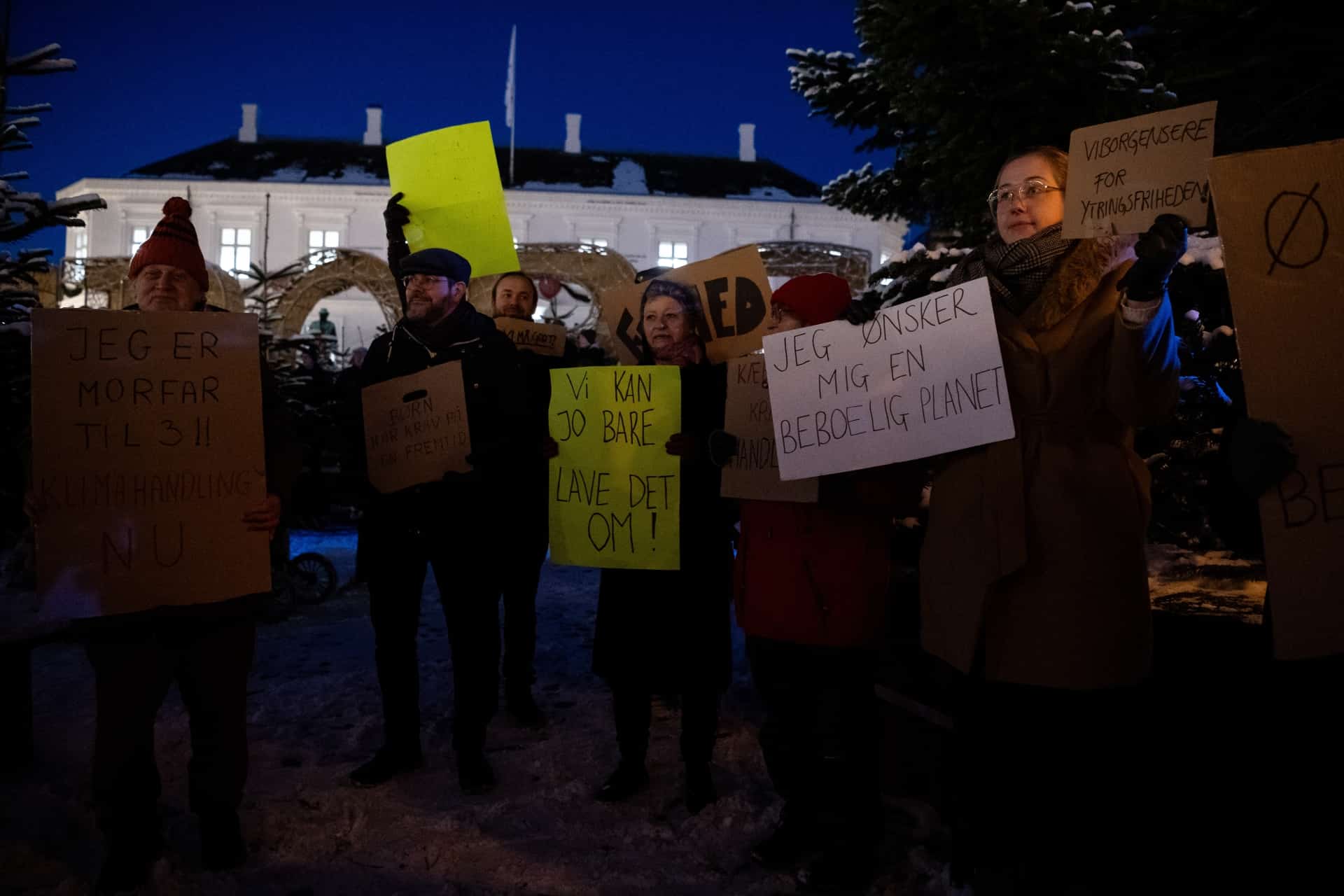 Se Masser Af Billeder Julelysene Blev Tændt I Gågaden På En Smuk 1 December Aften Med Masser 