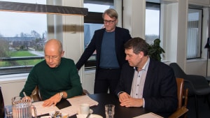 Kontrakten mellem kommunen og Lokalpleje Danmark blev underskrevet i marts af fra venstre direktør Bjørn Kassøe Andersen og bestyrelsesformand Brian Knappmann fra Lokalpleje Danmark samt borgmester Ib Lauritsen. Arkivfoto: Ikast-Brande Kommune