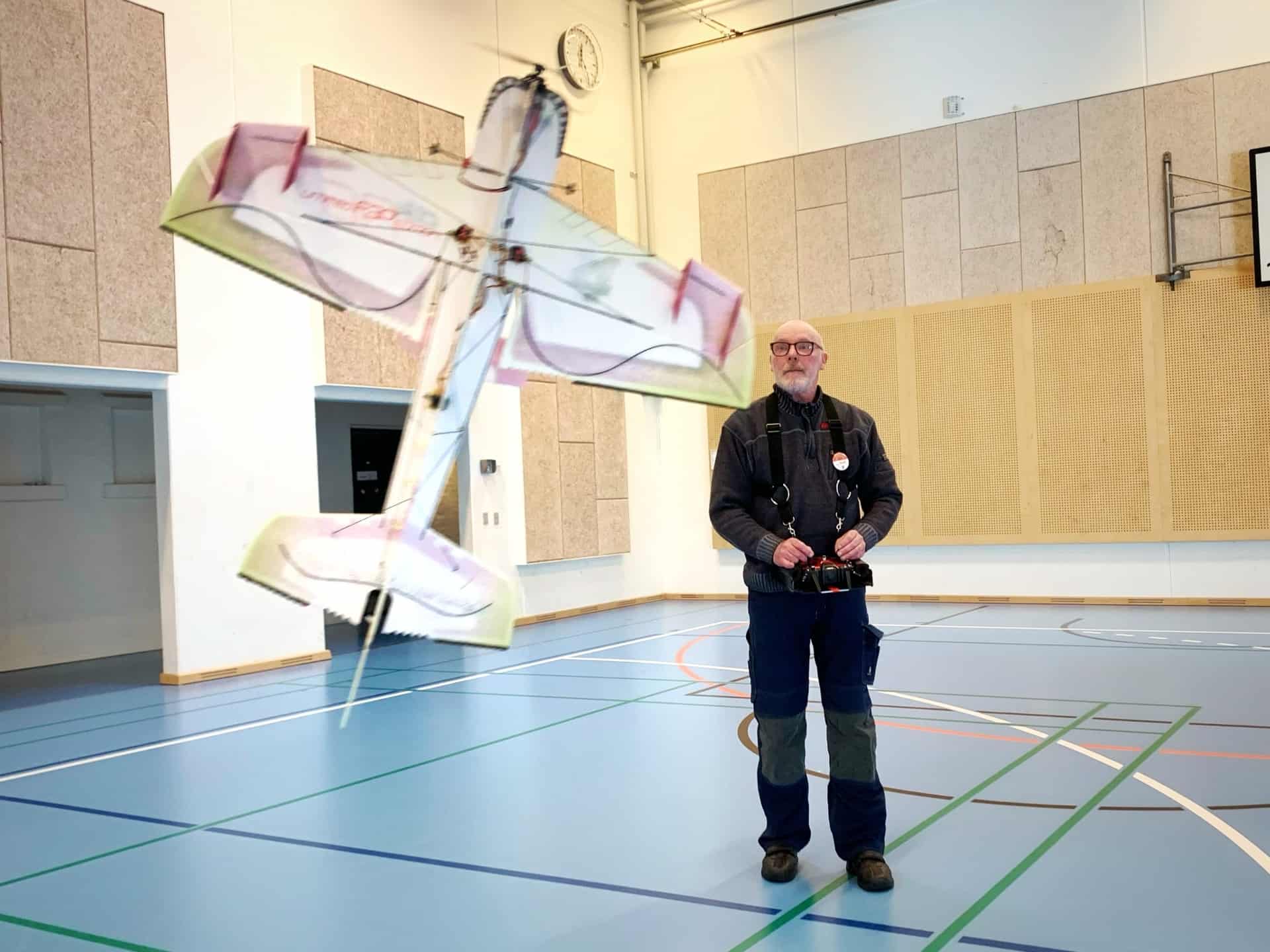 Se Video: Ejner Har Fløjet Med Modelfly I Over 50 år - Men Han Har ...