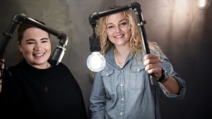 Lisbeth Grove Mikkelsen og Cecilie Grace skal til DM i entreprenørskab med deres firma Wallpipe, der blandt andet laver lamper af gamle vandrør. Arkivfoto: Annelene Petersen