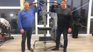 Arne Rahbek, til venstre, og Lars Andersen foran en af de maskiner i Gårslev Fitness, der både kan benyttes af mennesker med og uden bevægelseshandicap. Privatfoto